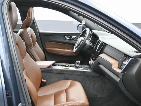 Used 2022 Volvo XC60 B5 Momentum w/ Climate Package image 35