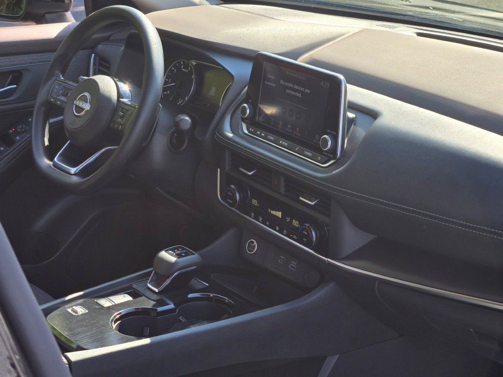 Used 2023 Nissan Rogue SV FWD image 8