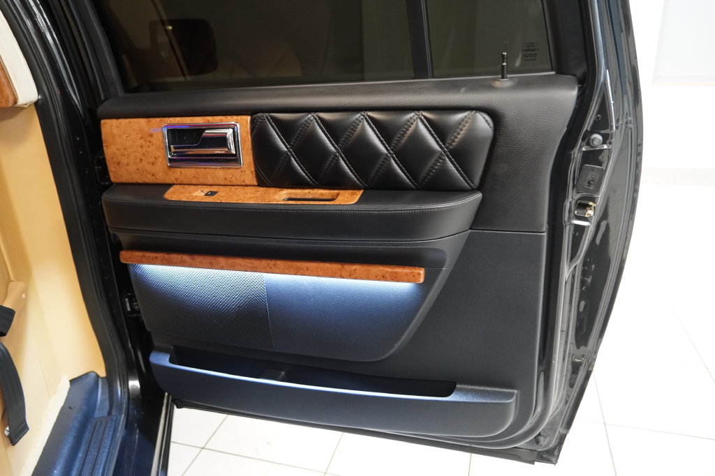 Used 2015 Lincoln Navigator L 4WD image 31