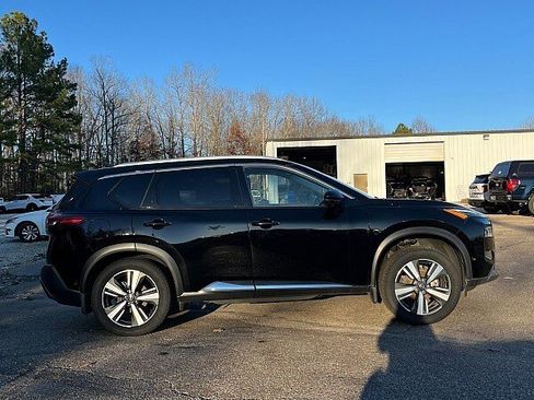 Used 2021 Nissan Rogue Platinum image 3