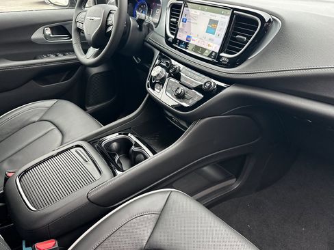 New 2026 Chrysler Pacifica Limited w/ Uconnect Theater Family Group image 18