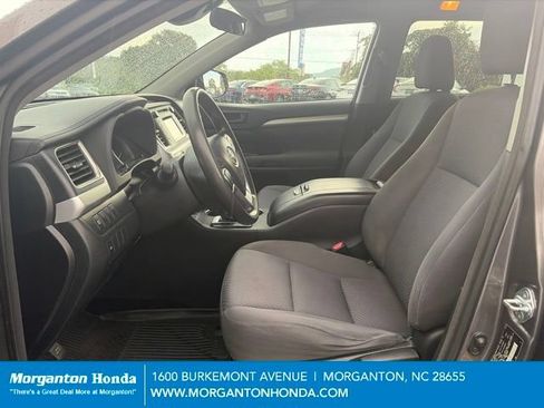 Used 2017 Toyota Highlander LE AWD/4WD image 12