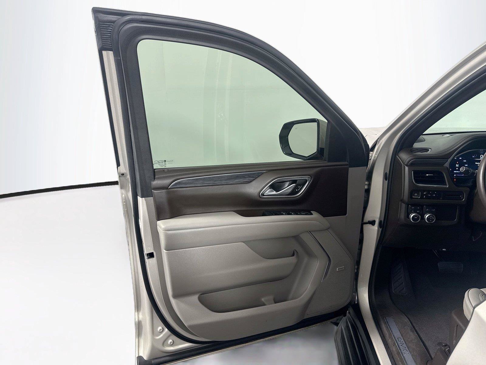 Used 2023 GMC Yukon SLT AWD/4WD image 11