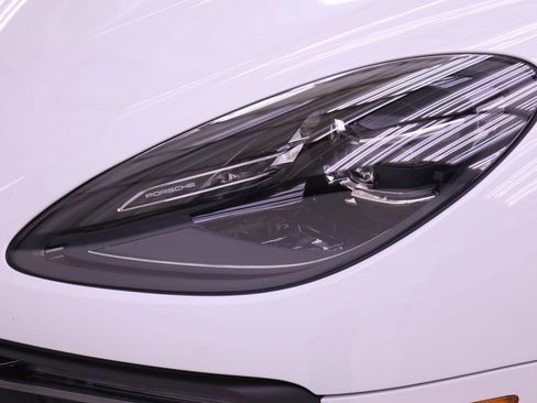 Used 2026 Porsche Macan AWD/4WD image 8