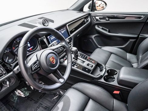 Certified 2026 Porsche Macan AWD/4WD image 4