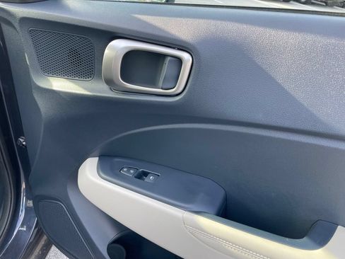 Used 2024 Hyundai Venue Limited FWD image 31