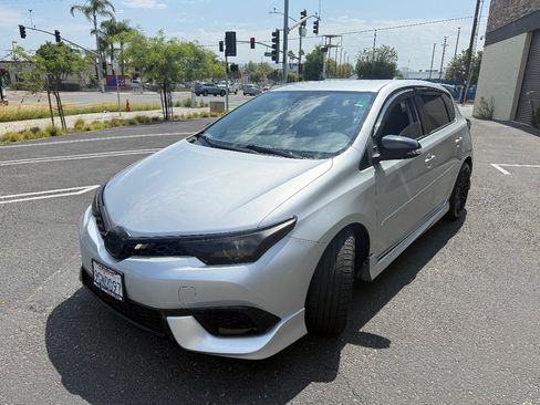 Used 2018 Toyota Corolla iM w/ Carpet Mat Package (TMS) FWD image 5