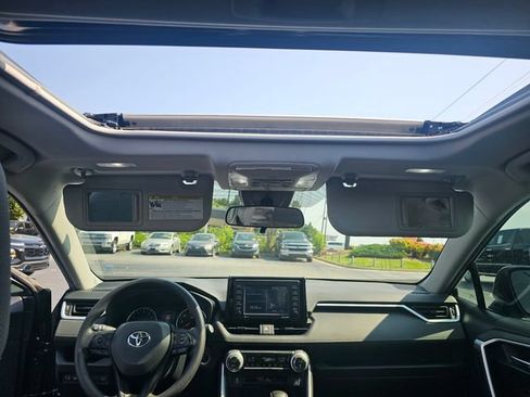 Used 2020 Toyota RAV4 XLE w/ Convenience Package FWD image 18