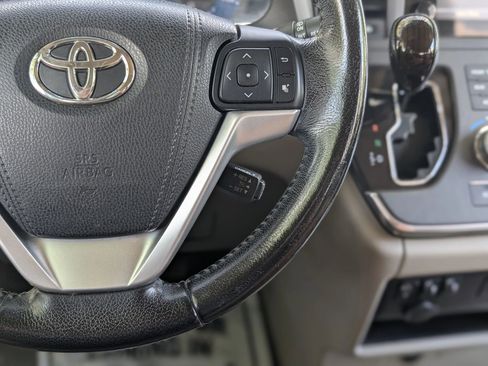 Used 2015 Toyota Sienna XLE AWD/4WD image 17