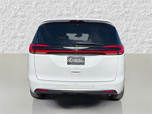 Used 2022 Chrysler Pacifica Pinnacle image 4