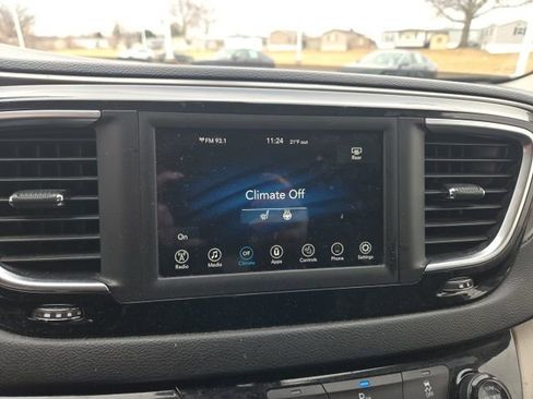 Used 2020 Chrysler Pacifica Touring-L image 12