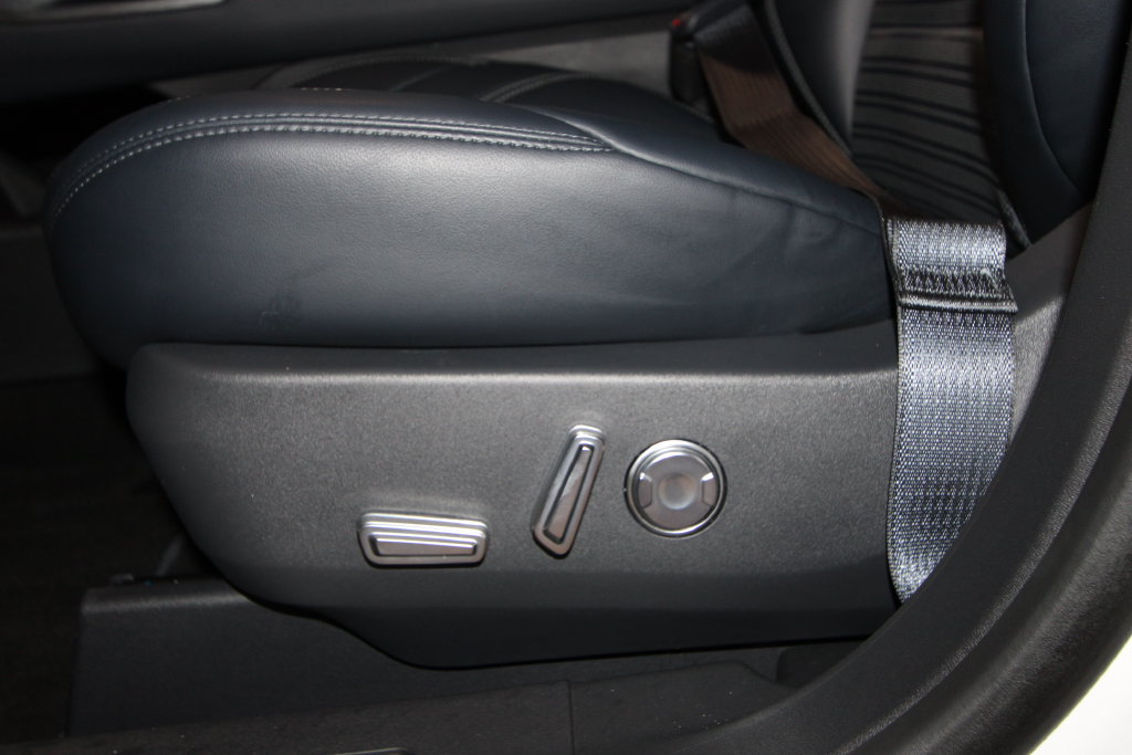Used 2025 Lincoln Nautilus Reserve AWD/4WD image 9