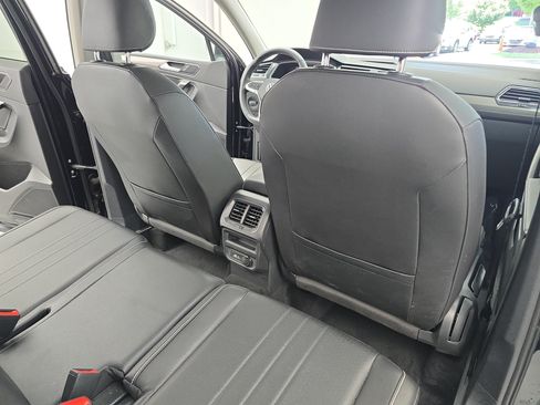 Used 2023 Volkswagen Tiguan SE w/ Panoramic Sunroof Package FWD image 11