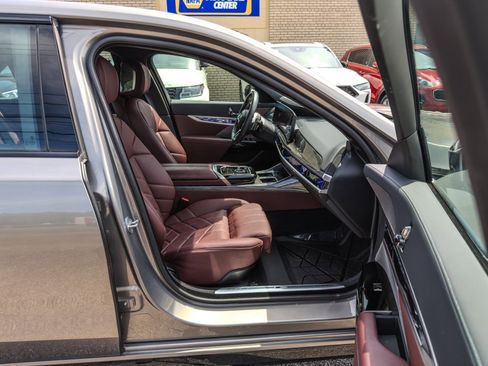 Used 2025 BMW 760i xDrive w/ Executive Package AWD/4WD image 41
