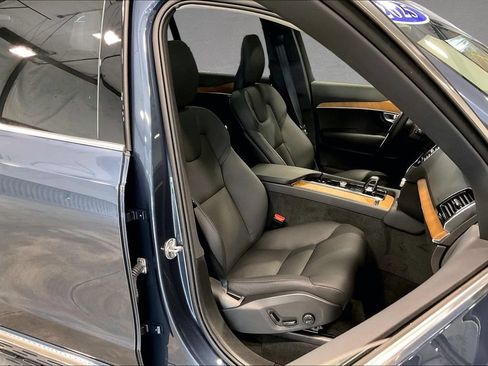 Certified 2025 Volvo XC90 B6 Plus w/ Protection Package AWD/4WD image 31