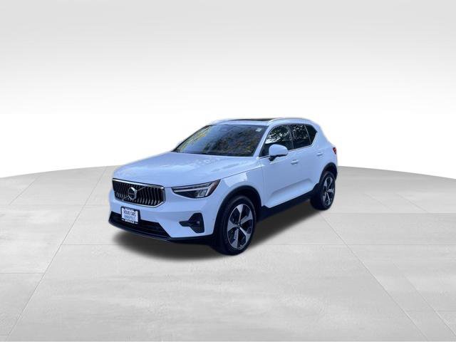 Used 2024 Volvo XC40 B5 Plus w/ Protection Package Premier AWD/4WD image 4