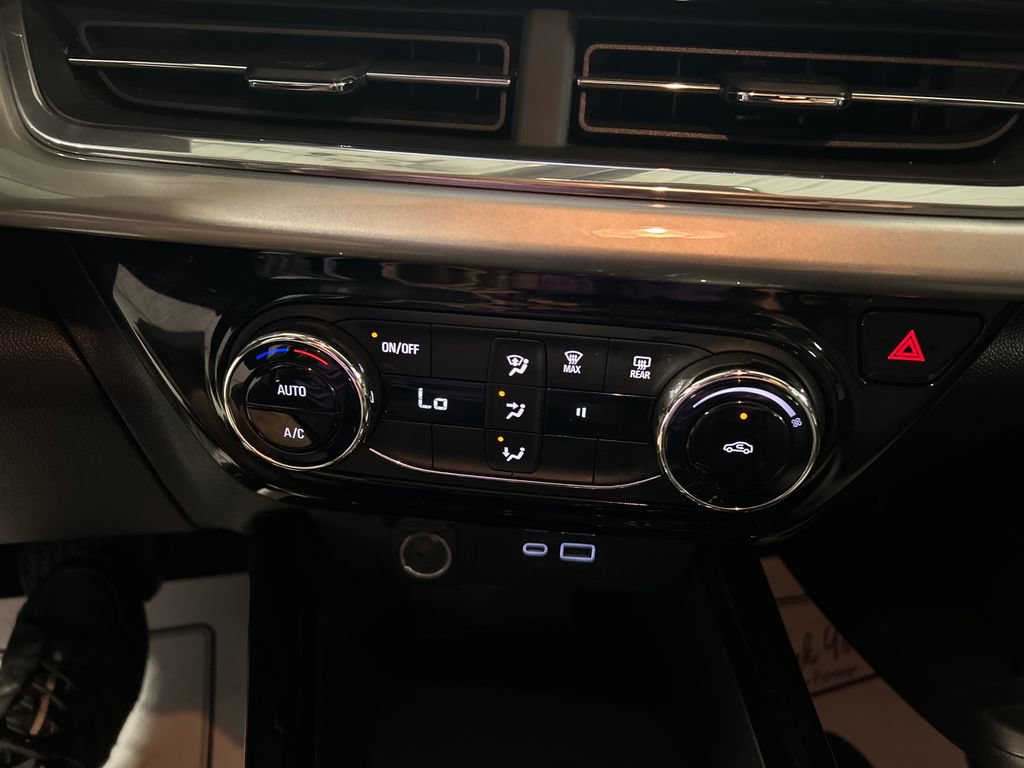 Used 2025 Chevrolet Trax LT FWD image 17