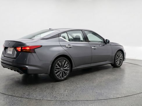 Used 2025 Nissan Altima 2.5 SV FWD image 9