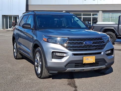 Certified 2022 Ford Explorer XLT w/ Equipment Group 202A image 2