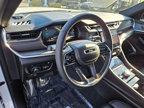 Used 2023 Jeep Grand Cherokee Overland w/ Luxury Tech Group IV AWD/4WD image 19