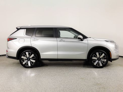 Used 2025 Mitsubishi Outlander SE image 9