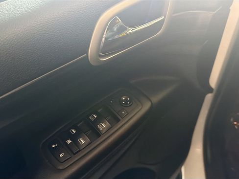 Used 2019 Jeep Grand Cherokee Laredo AWD/4WD image 15