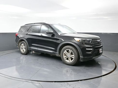Used 2022 Ford Explorer XLT w/ Equipment Group 202A image 3