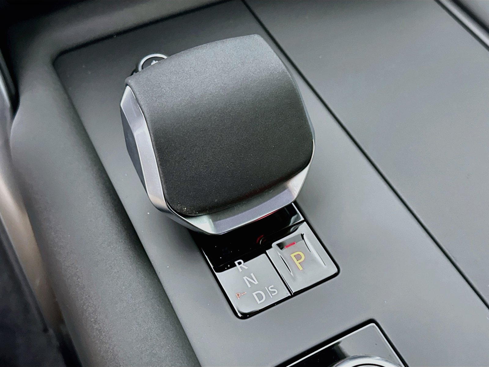 New 2026 Land Rover Discovery Limited Edition AWD/4WD image 28