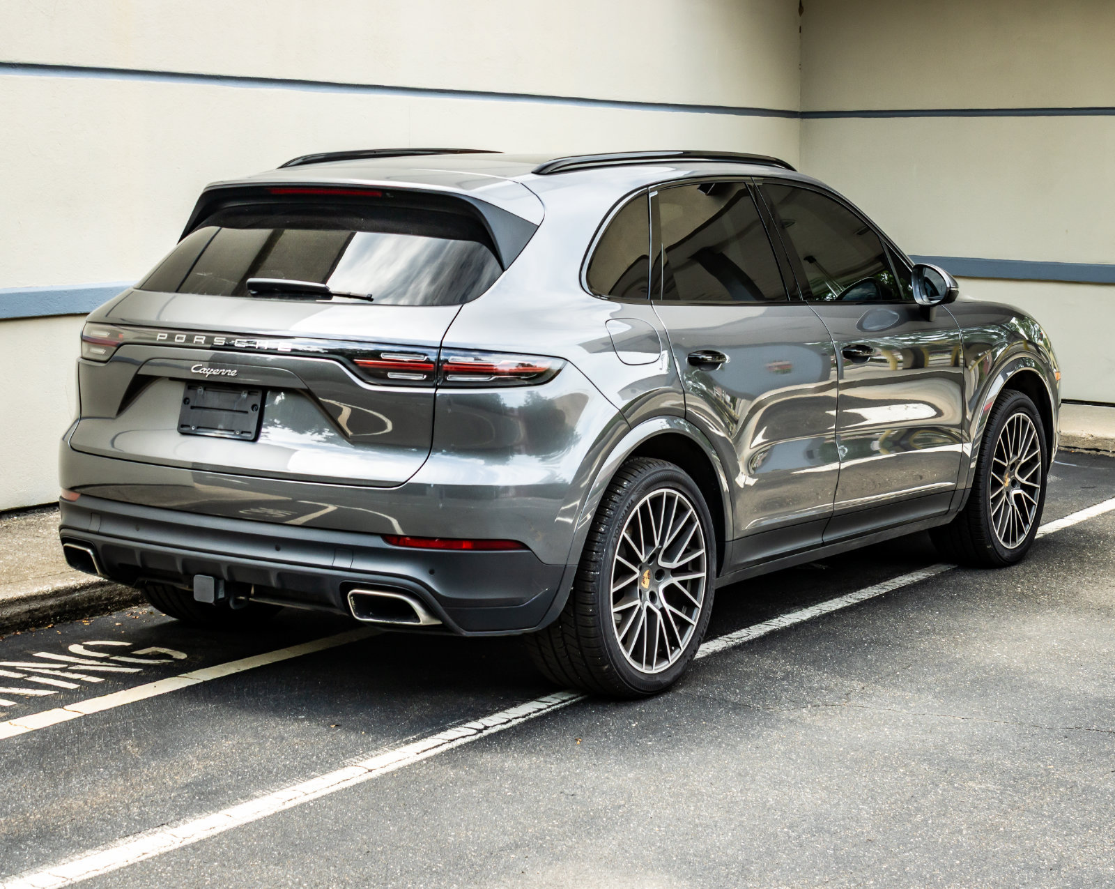 Used 2023 Porsche Cayenne AWD/4WD image 7