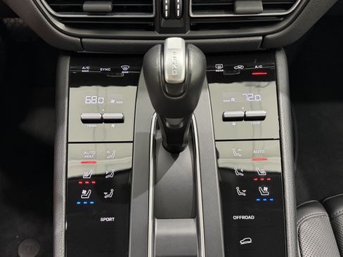 Certified 2024 Porsche Macan AWD/4WD image 41