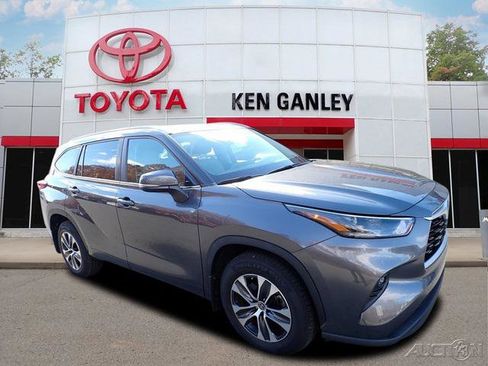 Certified 2023 Toyota Highlander XLE image 1