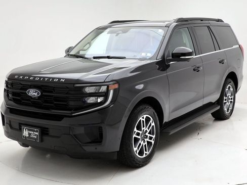 Used 2025 Ford Expedition Active AWD/4WD image 2