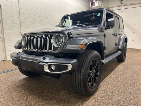 Used 2025 Jeep Wrangler Unlimited Sahara AWD/4WD image 22