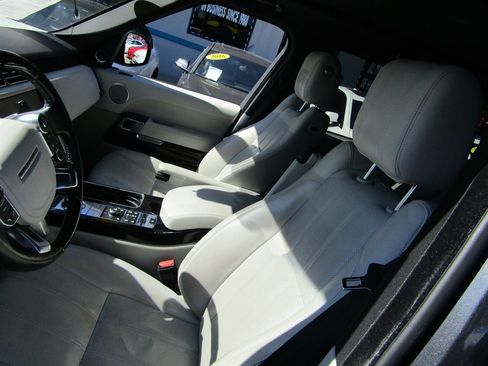 Used 2017 Land Rover Range Rover HSE image 10