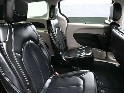 Used 2023 Chrysler Pacifica Touring-L FWD image 29