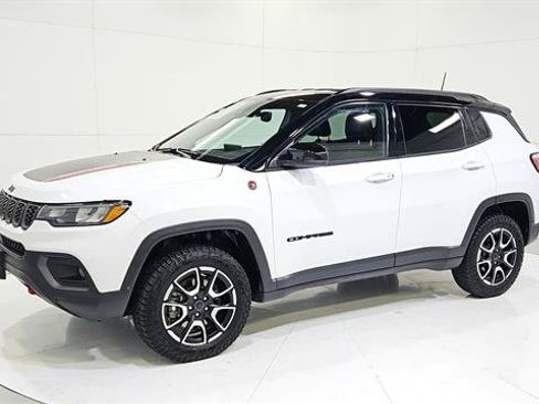 Used 2025 Jeep Compass Trailhawk AWD/4WD image 3