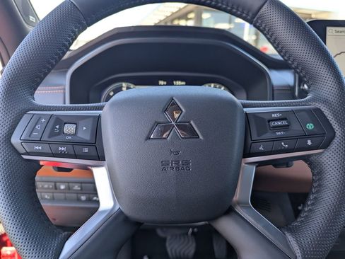 Used 2025 Mitsubishi Outlander 4WD Plug-In Hybrid image 22