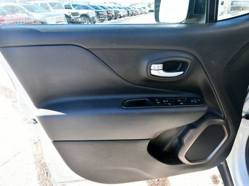 Used 2023 Jeep Renegade Latitude AWD/4WD image 13
