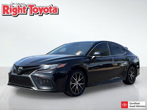Certified 2022 Toyota Camry SE FWD image 1