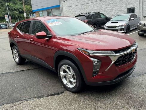 Certified 2024 Chevrolet Trax LS w/ LS Convenience Package FWD image 3