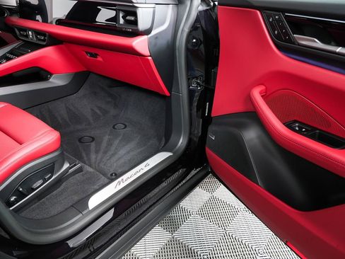 Certified 2025 Porsche Macan 4 Electric image 26