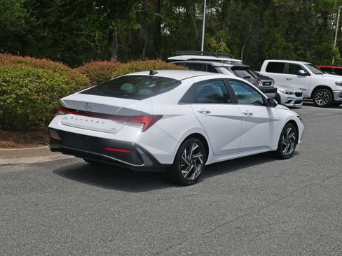 Used 2025 Hyundai Elantra Limited FWD image 4