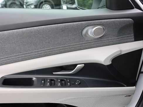 Certified 2025 Hyundai Elantra Limited FWD image 34