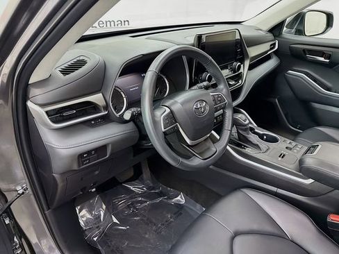 Used 2023 Toyota Highlander XLE image 9