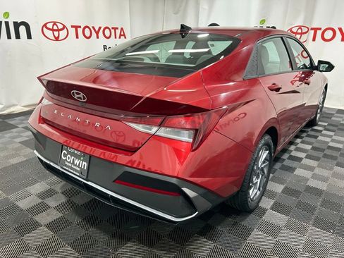 Used 2024 Hyundai Elantra SEL image 8