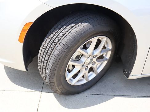 Used 2024 Chrysler Pacifica Touring-L FWD image 37