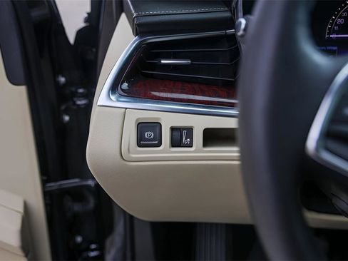 Used 2018 Cadillac XT5 Luxury w/ Driver Awareness Package image 15