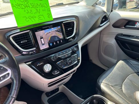 Used 2019 Chrysler Pacifica Touring-L w/ Advanced Safetytec Group FWD image 7