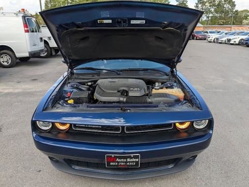 Used 2016 Dodge Challenger SXT image 10