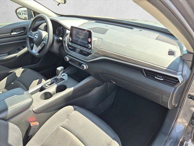 Used 2025 Nissan Altima 2.5 SV FWD image 19
